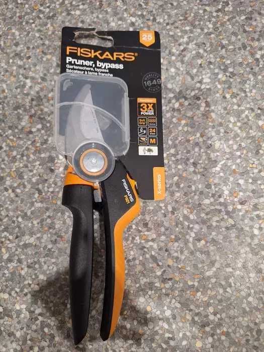 Dwa sekatory fiskars  rozmiar M P921 Sekator nożycowy X-series