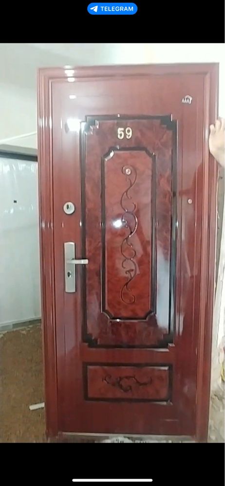 Дверь входная металлическая. Очень красия. Выглядит по-богатому!