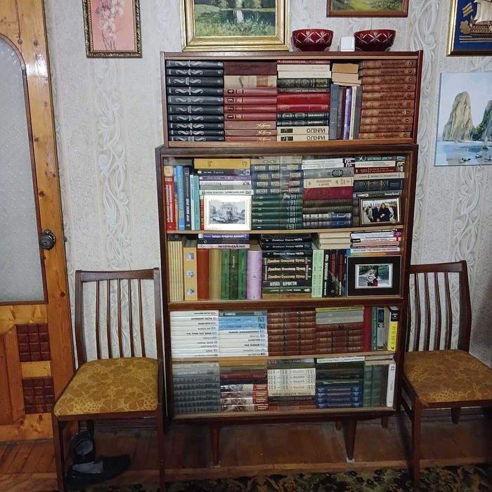 Книжный шкаф и полка в подарок. Цена снижена
