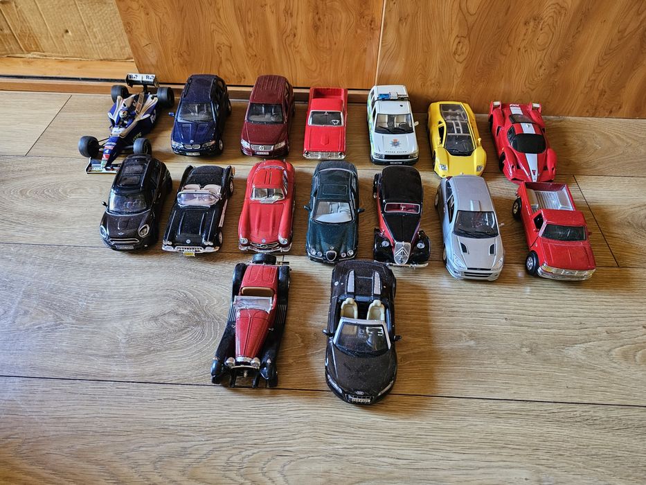 Aceito propostas. Conjunto de carrinhos 1:24
