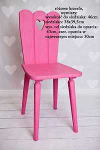 Różowe, duże, drewniane krzesło z serduszkiem