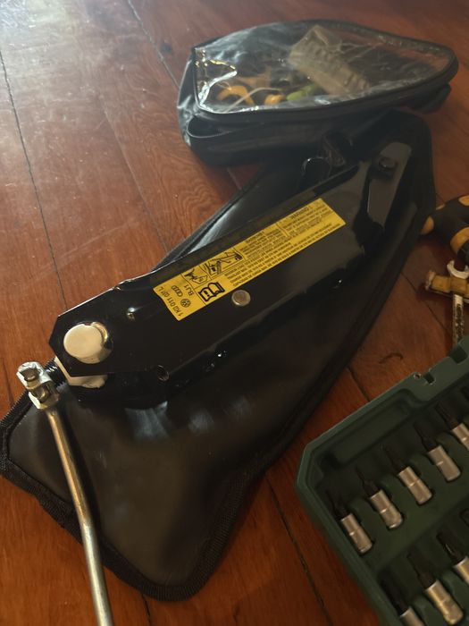 Vendo kit completo com chave.s cabo de bateria  macaco para carto