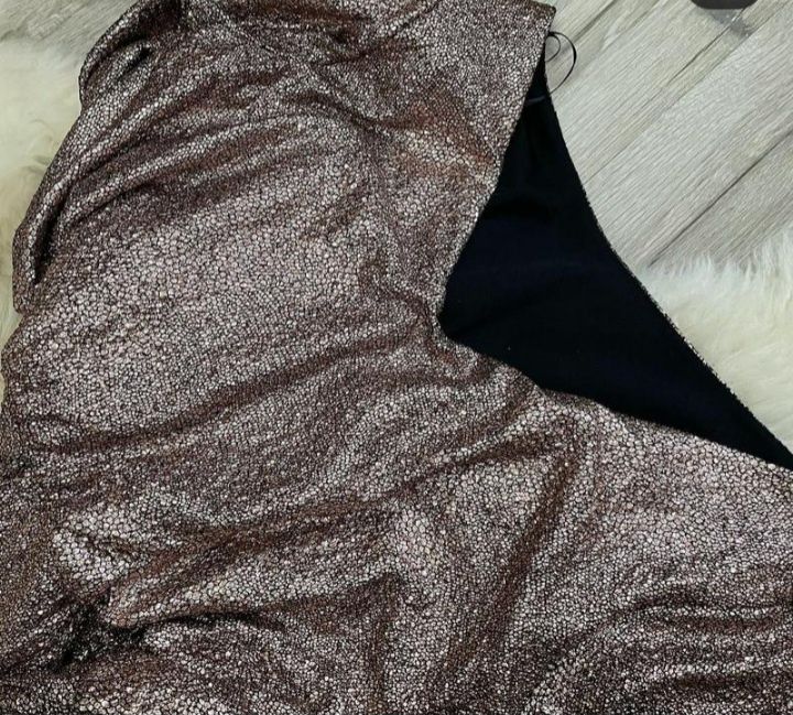 Гарна блискуча сукня