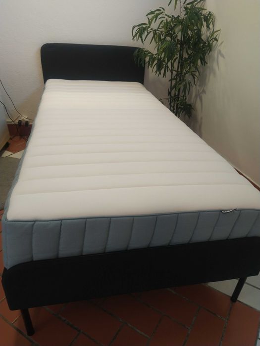 Cama e colchão solteiro IKEA