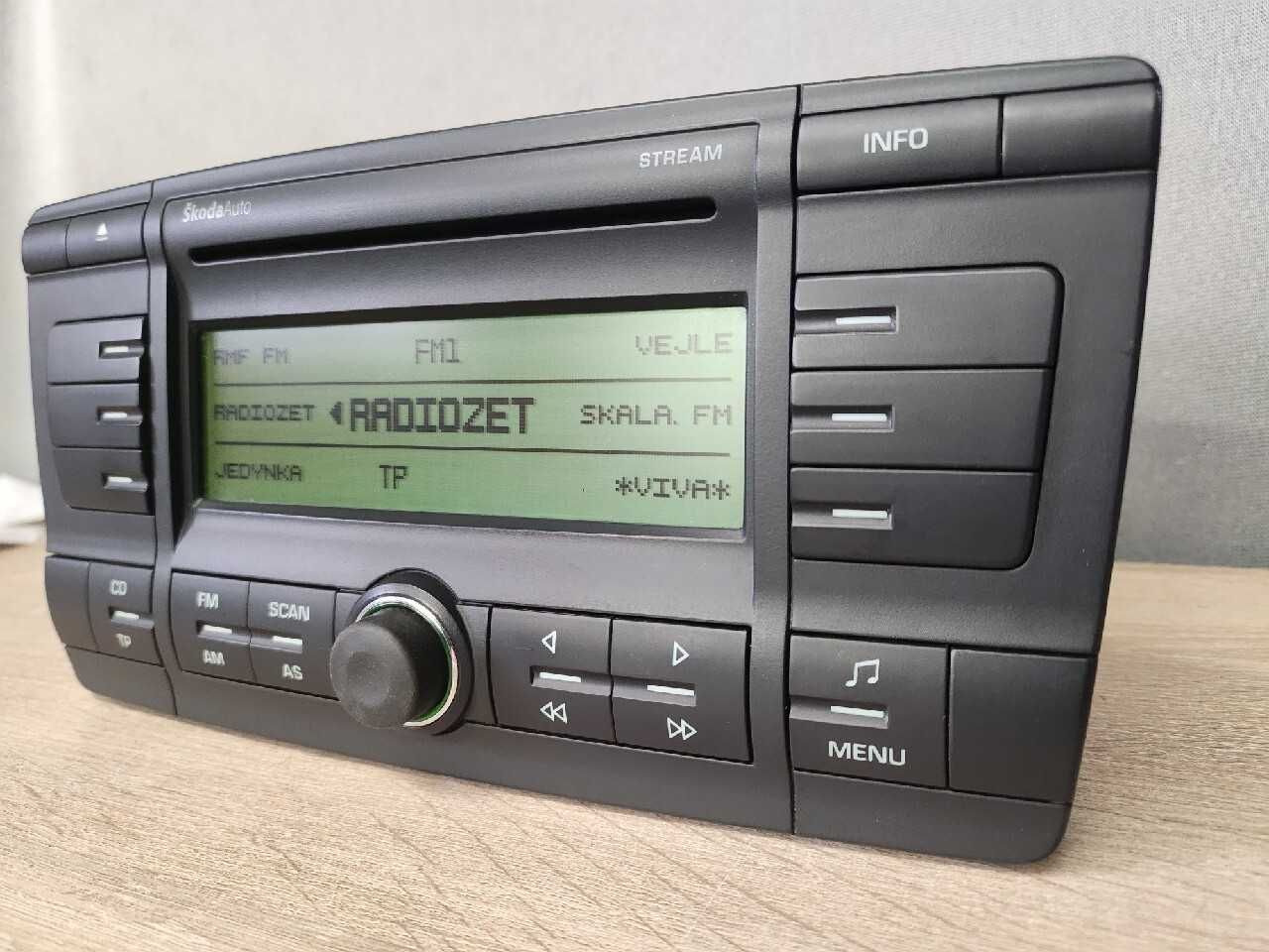 Radio samochodowe Skoda STEAM CD Octavia II 2 z kodem Zadbane