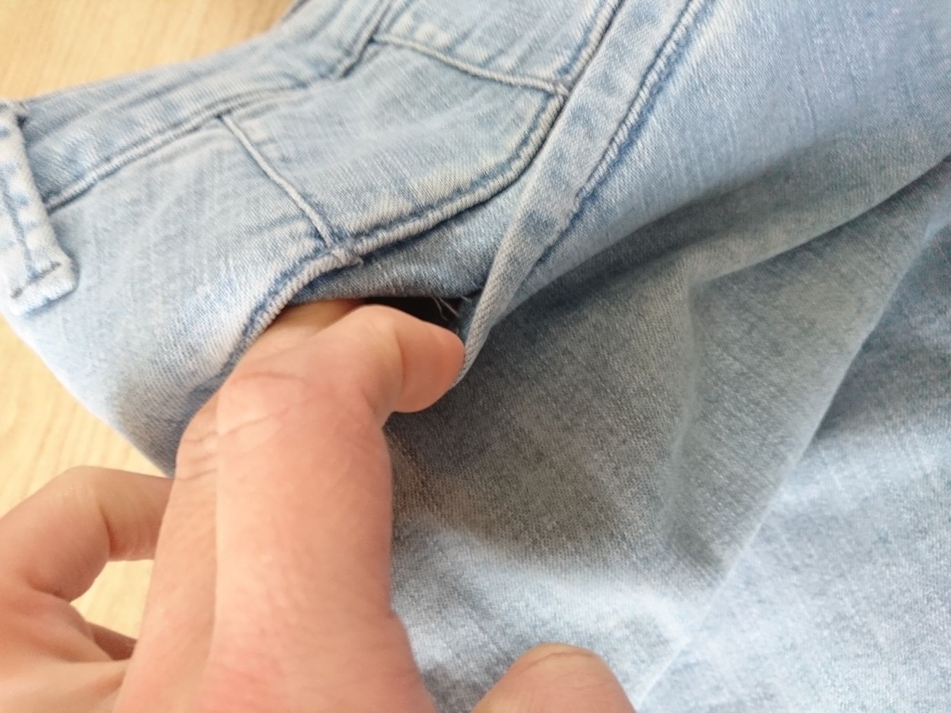 Jasnoniebieskie błękitne spodnie jeansy z białym paskiem sisley proste