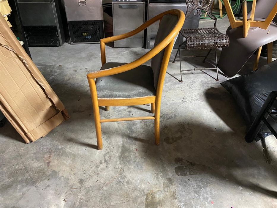 Cadeira em madeira com estofado