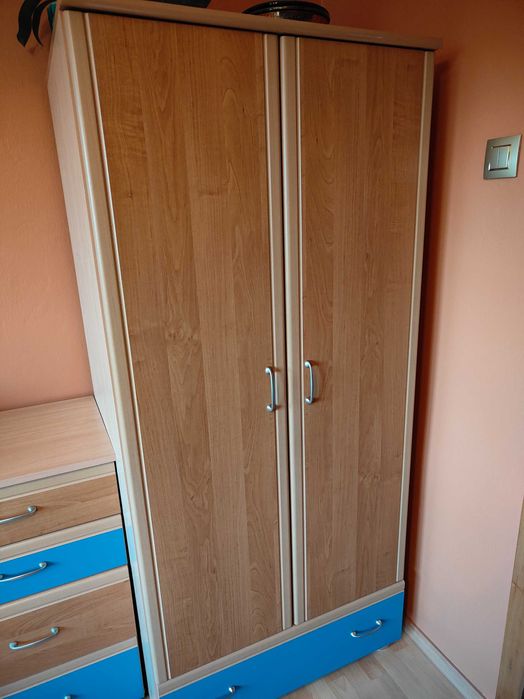 Otwierana szafa wraz z jedną dolną szufladą, stan bardzo dobry