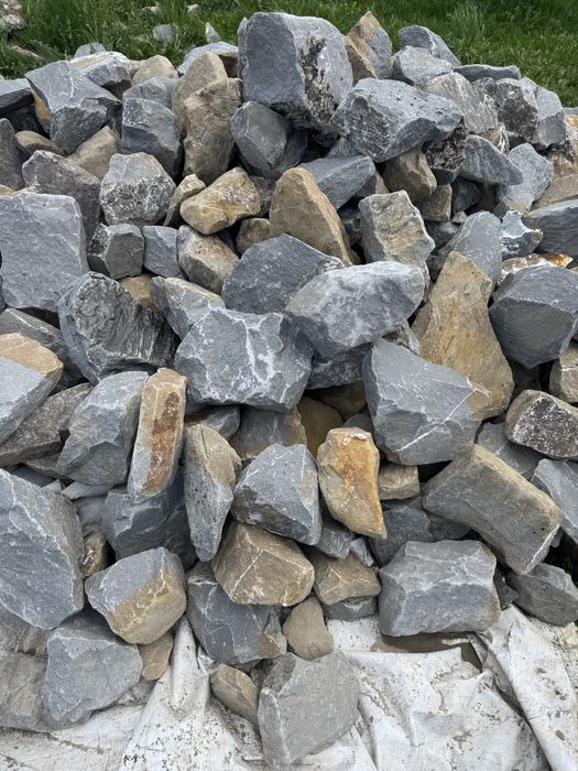 Kamien/ skalniak/ oczko wodne/ogrodzenie/mur