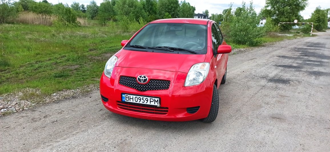 Продам тойота яріс на автоматі