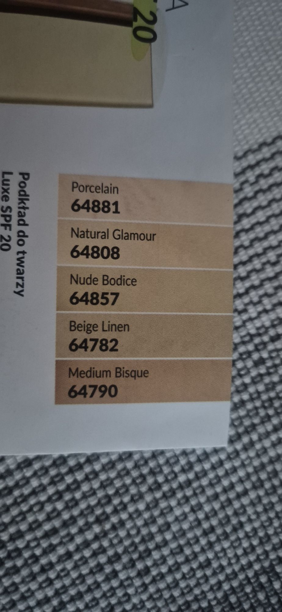 Podkład Luxe spf 20 medium bisque 30ml Avon