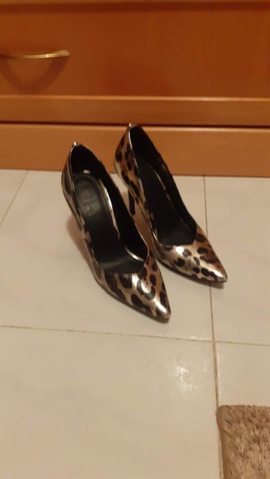 Sapatos Camel e preto tigreza ( Guess )