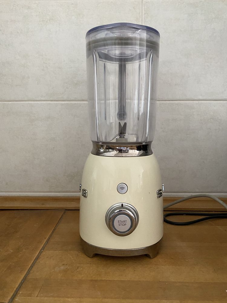 REZERWACJA Smeg blender kielichowy