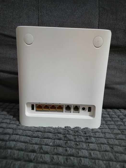 Router w pełni sprawny z całym okablowaniem