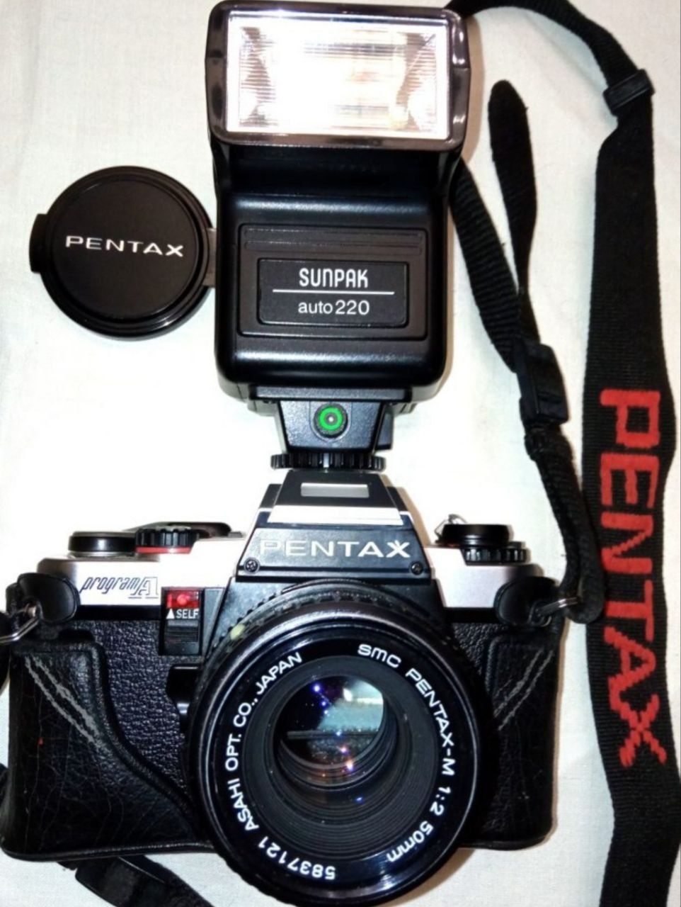 Продам плёночный зеркальный фотоапарат Pentax с фотовспышкой Sunpak