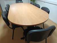 1 Mesa de reuniões e 8 cadeiras