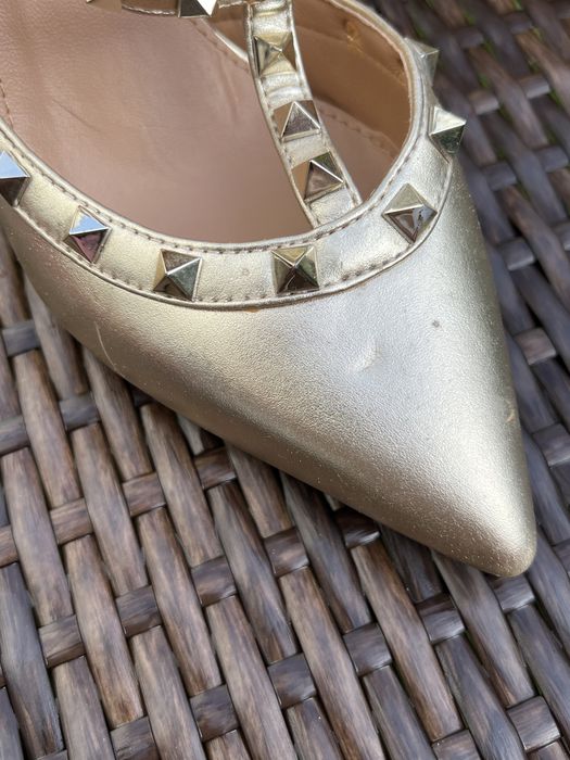 Stilettos/ sapatos de salto alto com tachas e fivelas