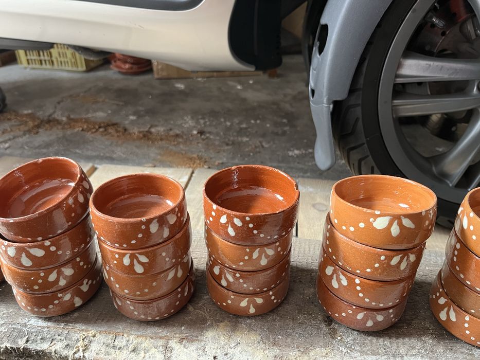 Tacas de barro com motivos brancos