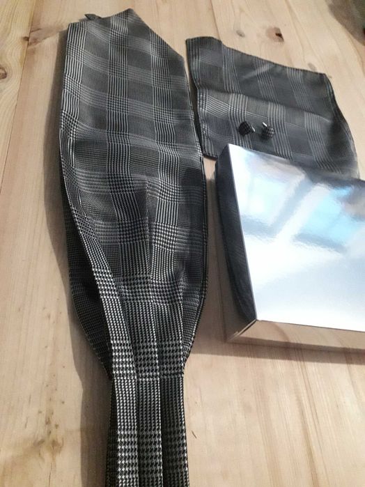 Elegancki zestaw fular, poszetka spinki pudełko prezentowe 100% jedwab