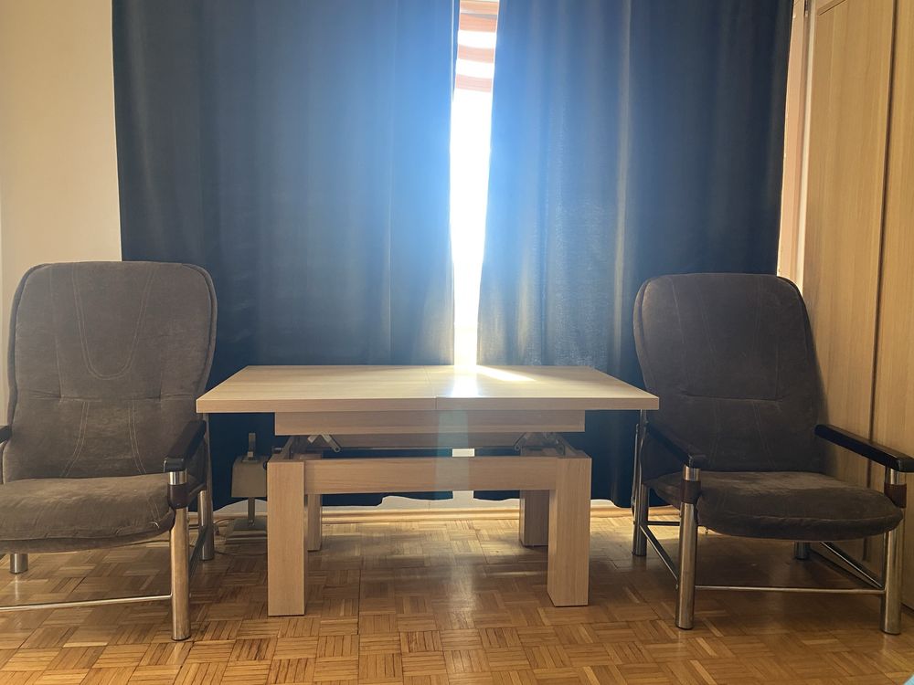 Dwa fotele i rozkładana ława stół