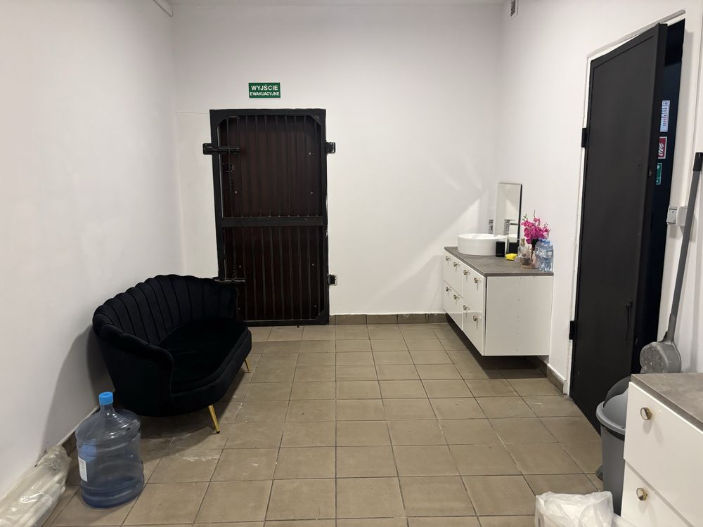 Lokal na salonik kosmetyczny przy dzialajacym solarium