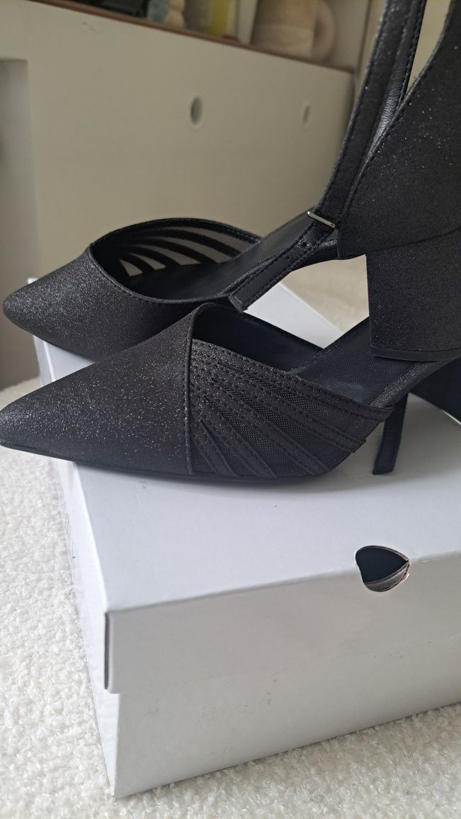 Czarne ozdobne buty damskie r.38
