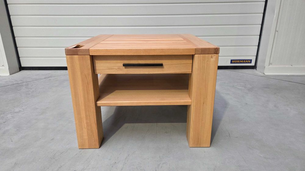 Stolik z drewna litego marki TheBEDS 70x70 cm. Promocja -70%