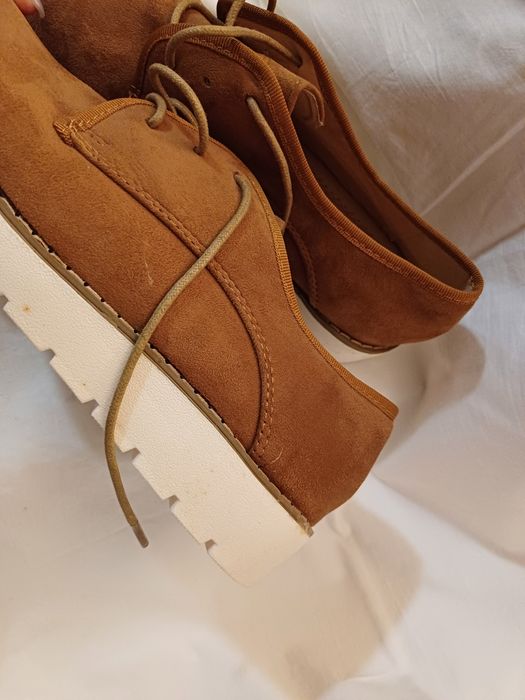 Sapatos camel tipo camurça