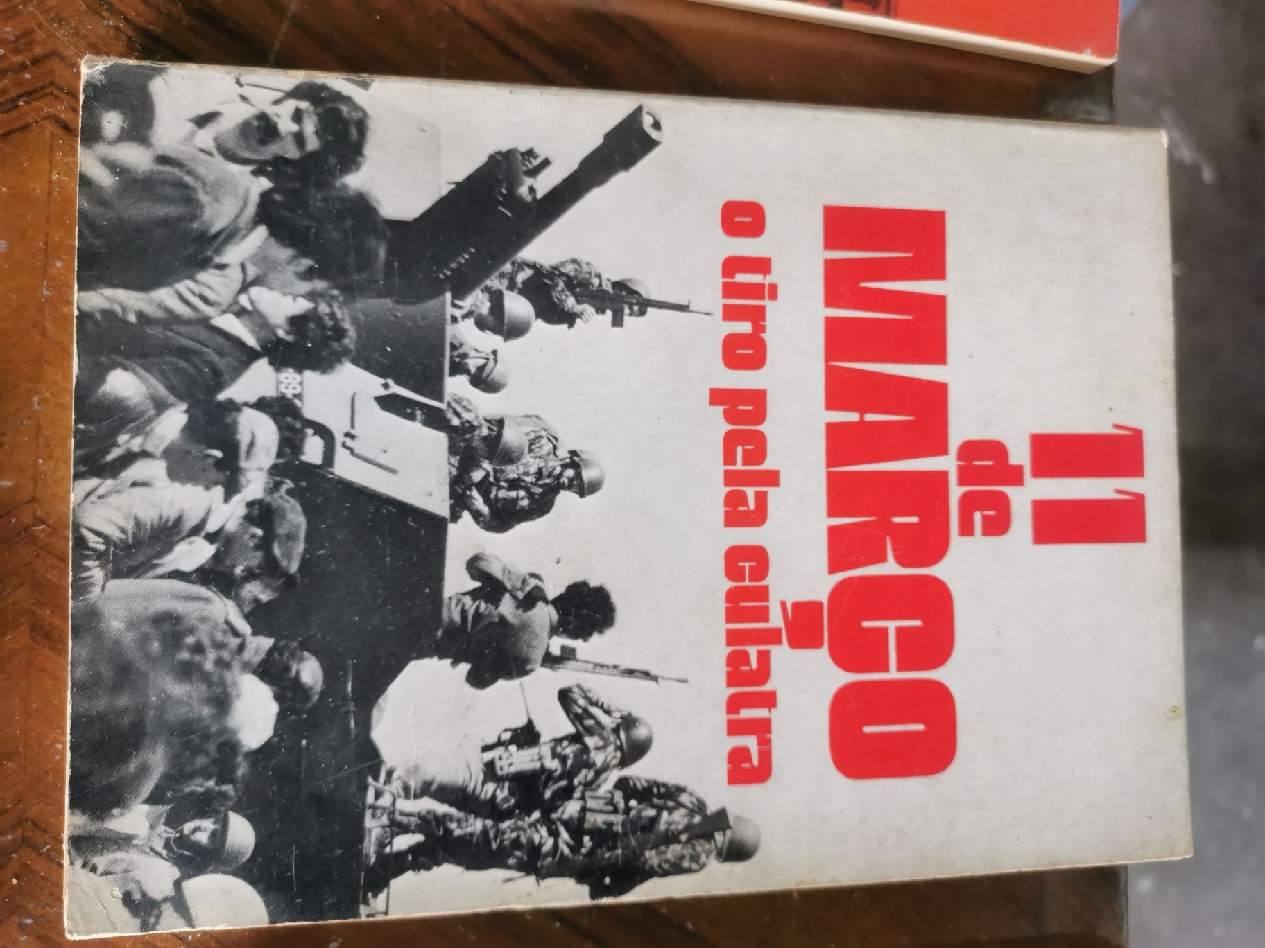 Livros políticos do regime e pós 25 de abril 1974