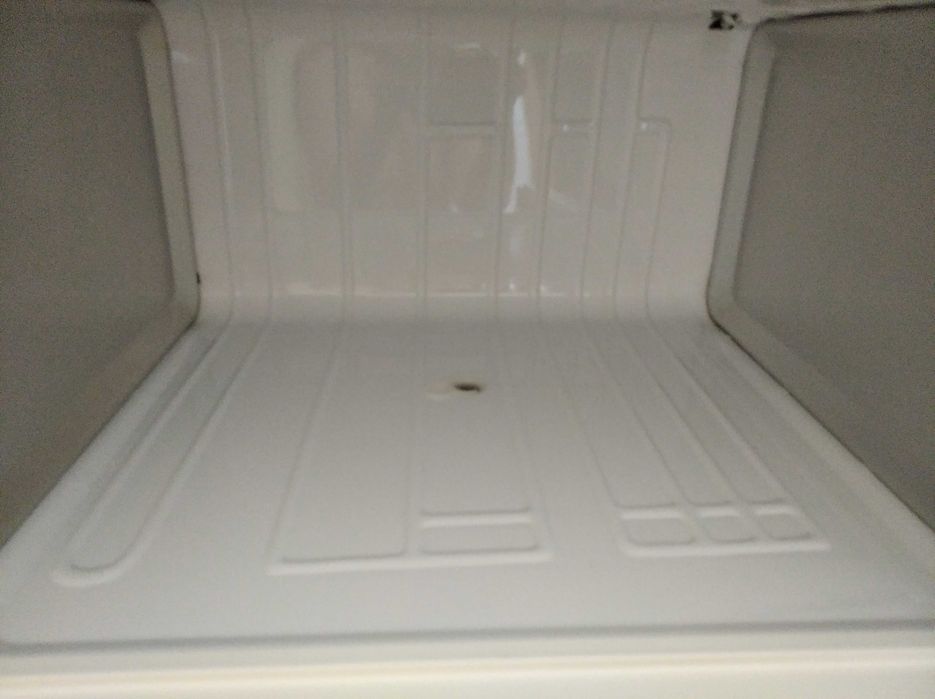 Холодильник не рабочий: двухкамерный Минск 15М.