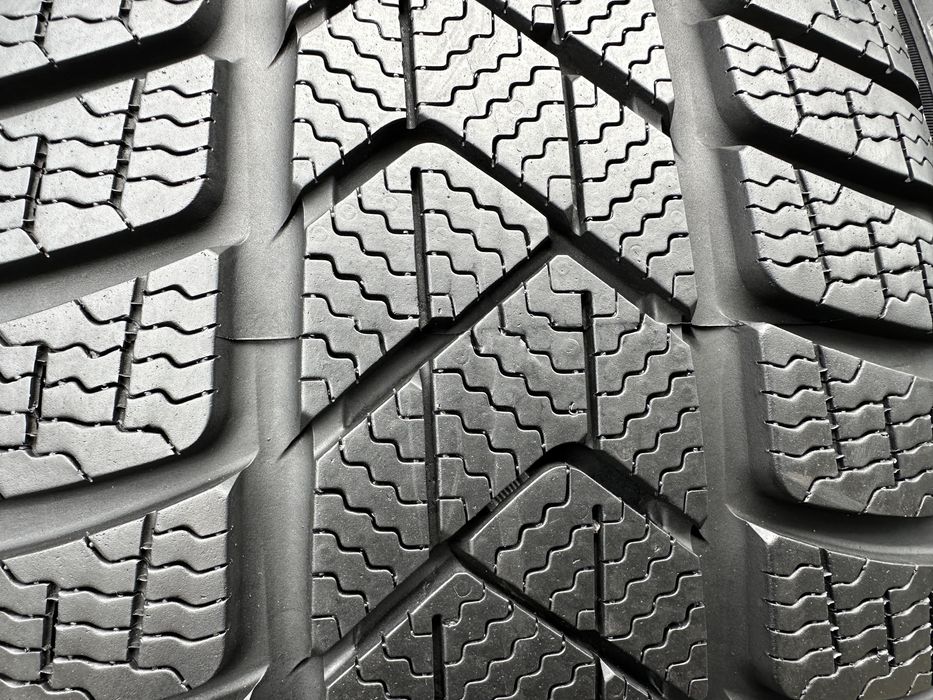 Шини б/у 235/50 R19 Pirelli 4шт