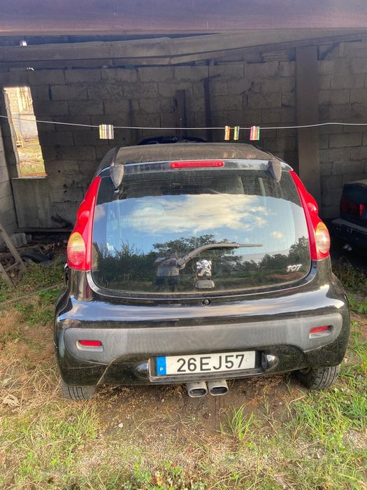 Carro Peugeot acidentado