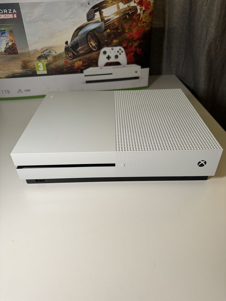 Xbox one S 1Tb + pad + fifa
