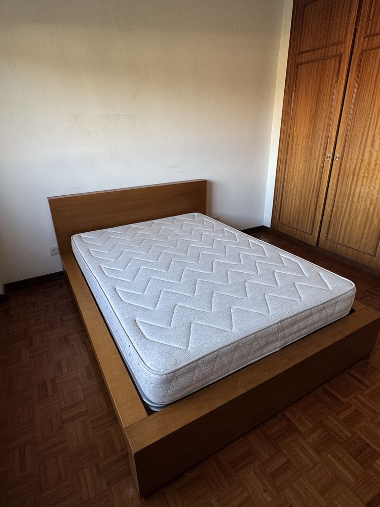 Cama em madeira