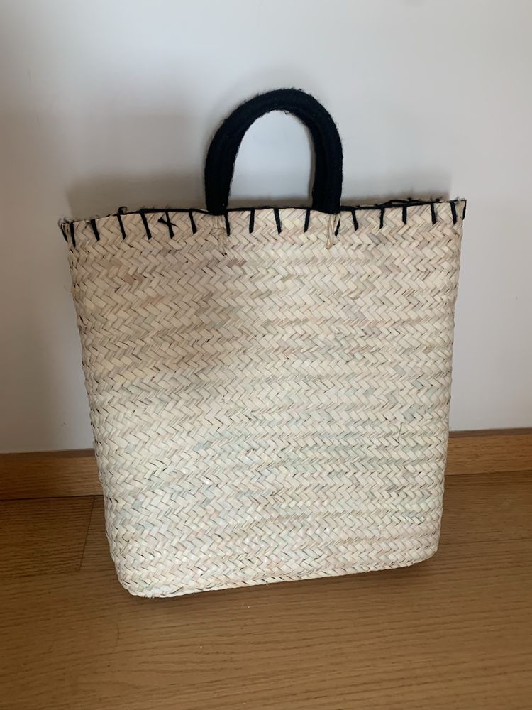 Cesta em palha artesanal