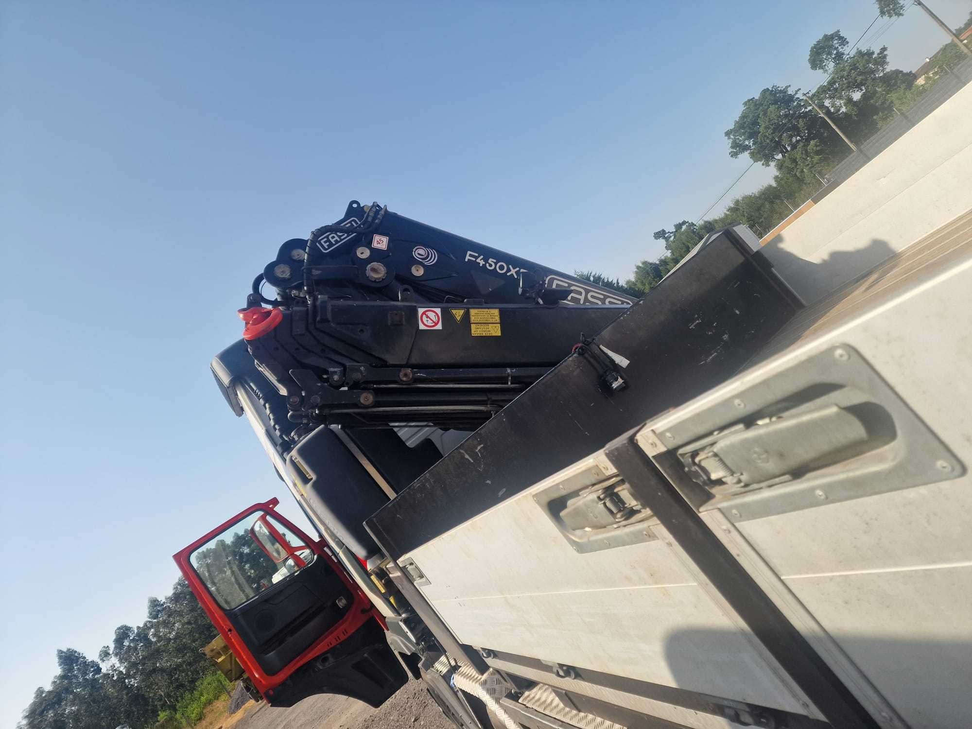 Camiao VOLVO com Grua