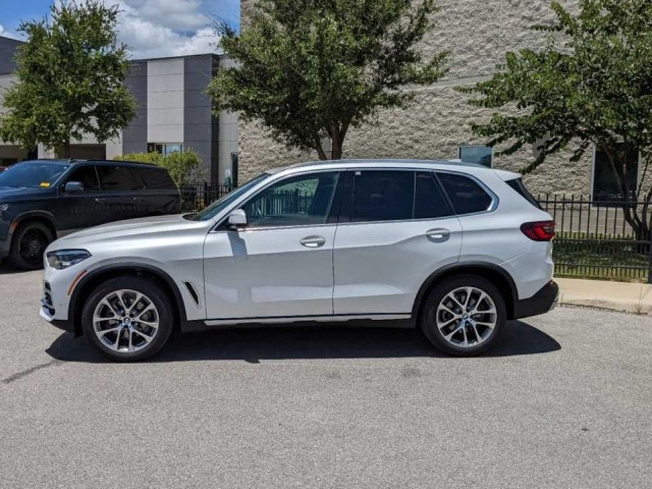 Розкішна BMW X5 2022