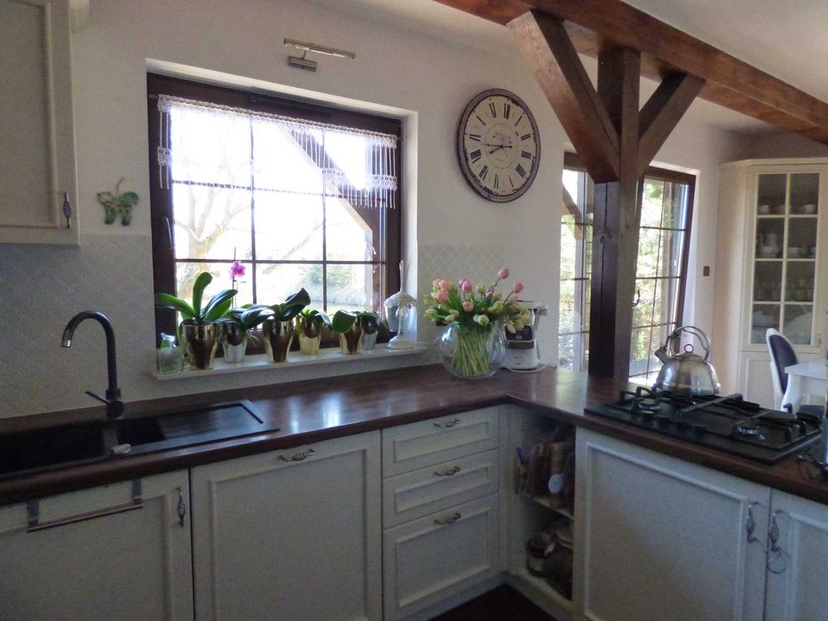 Urokliwy dom w otoczeniu zieleni z własnym stawem.