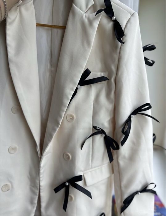 Одяг(сукня,корсет,ремінь,піджак,кросівки,спідниця)