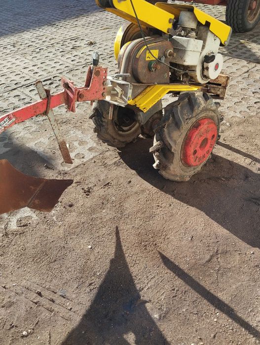 mikrotraktorek jednoosiowy HONDA  z pługiem