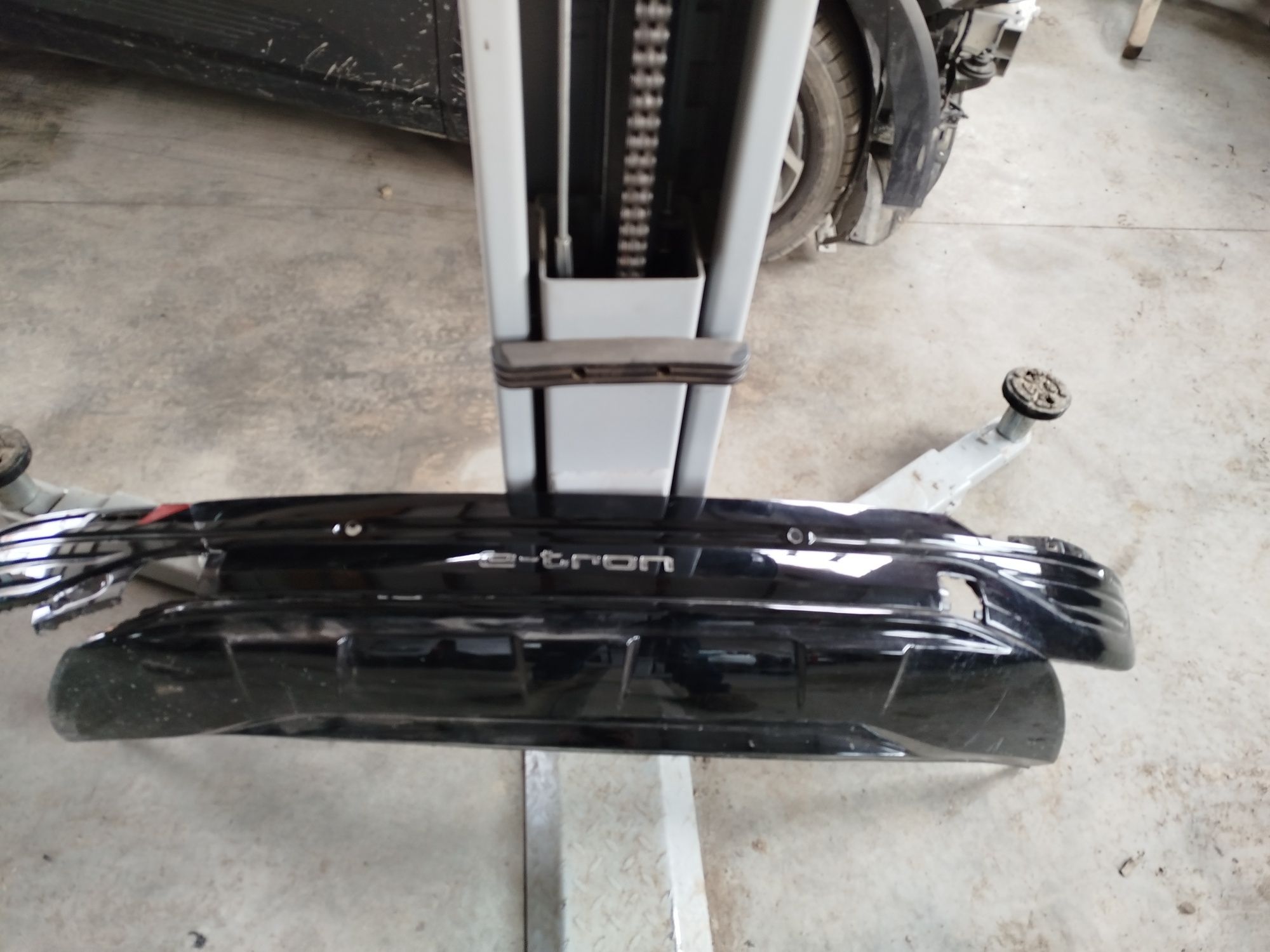 Губа заднього бампера Audi E-tron Q8 2023