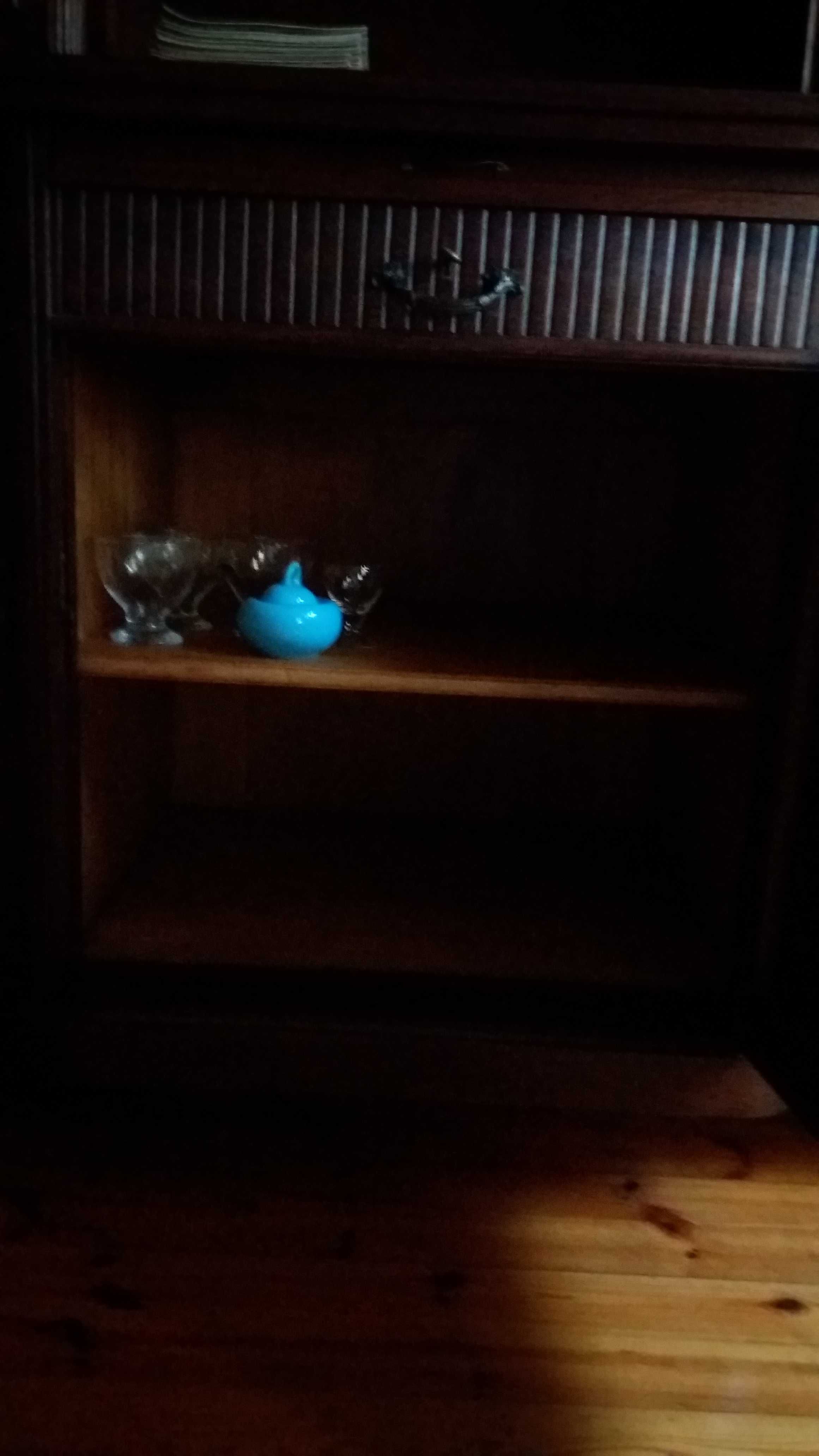 Sprzedam kredens w bardzo dobrym stanie . Secesja .