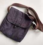 Torba na ramie Guess oryginalna w kolorze jeansu z brazowym paskiem