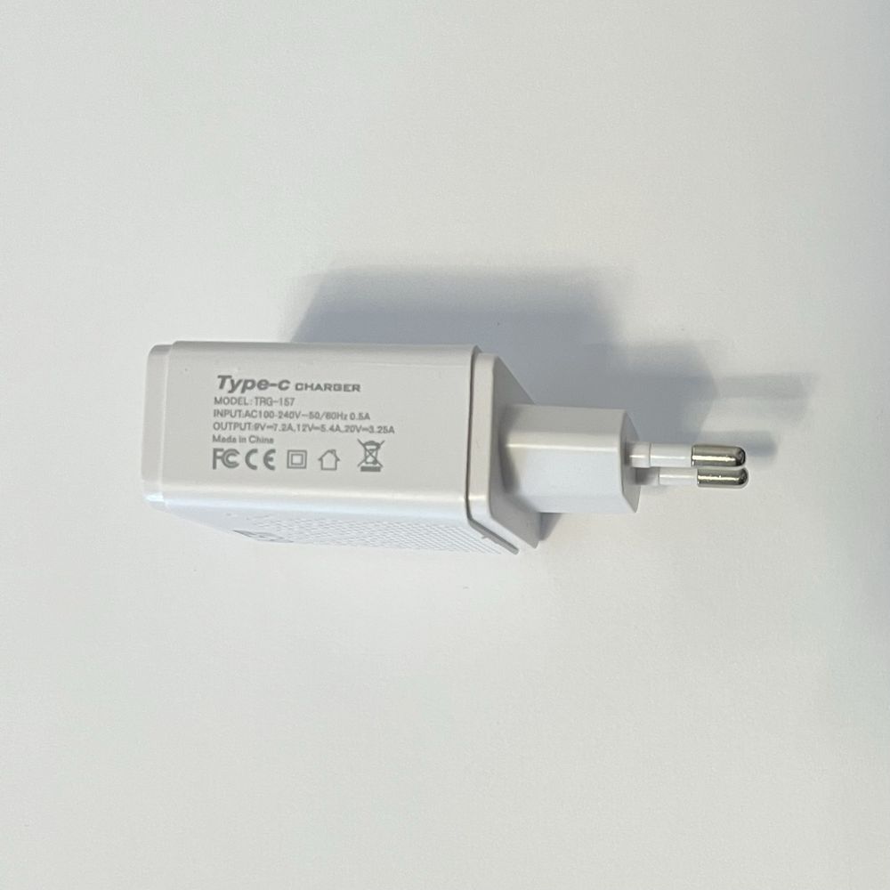 Ładowarka sieciowa biała porty USB i USB-C