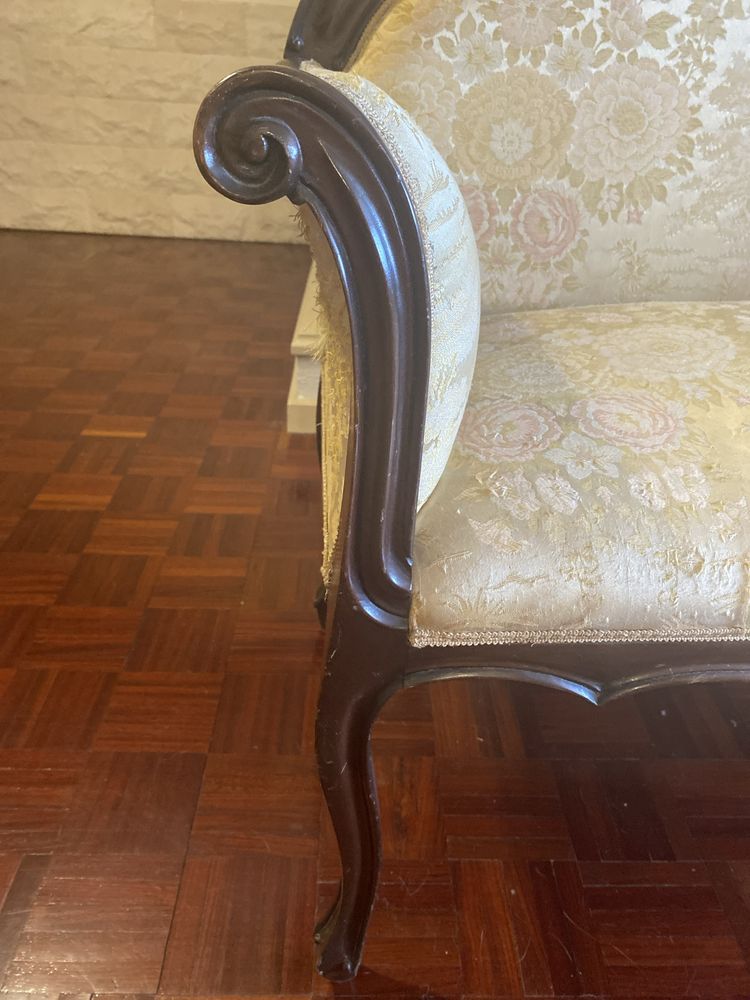 Sofa decorativo muito antigo