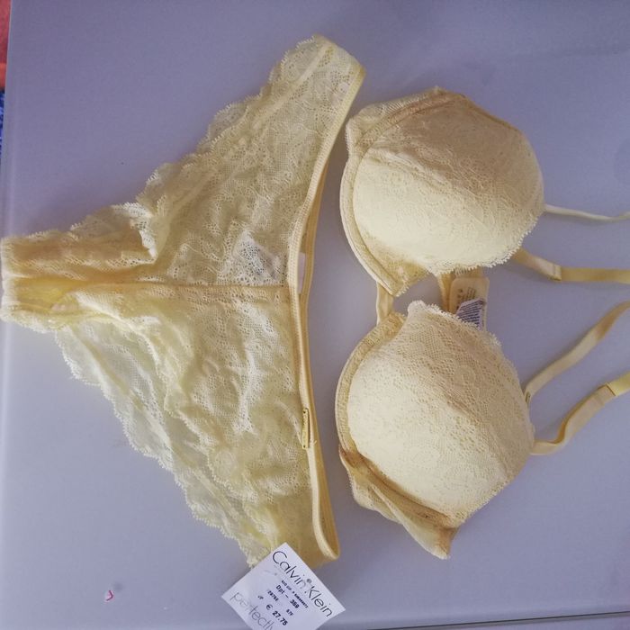 Conjunto de soutien e 2 cuecas em renda Calvin Klein