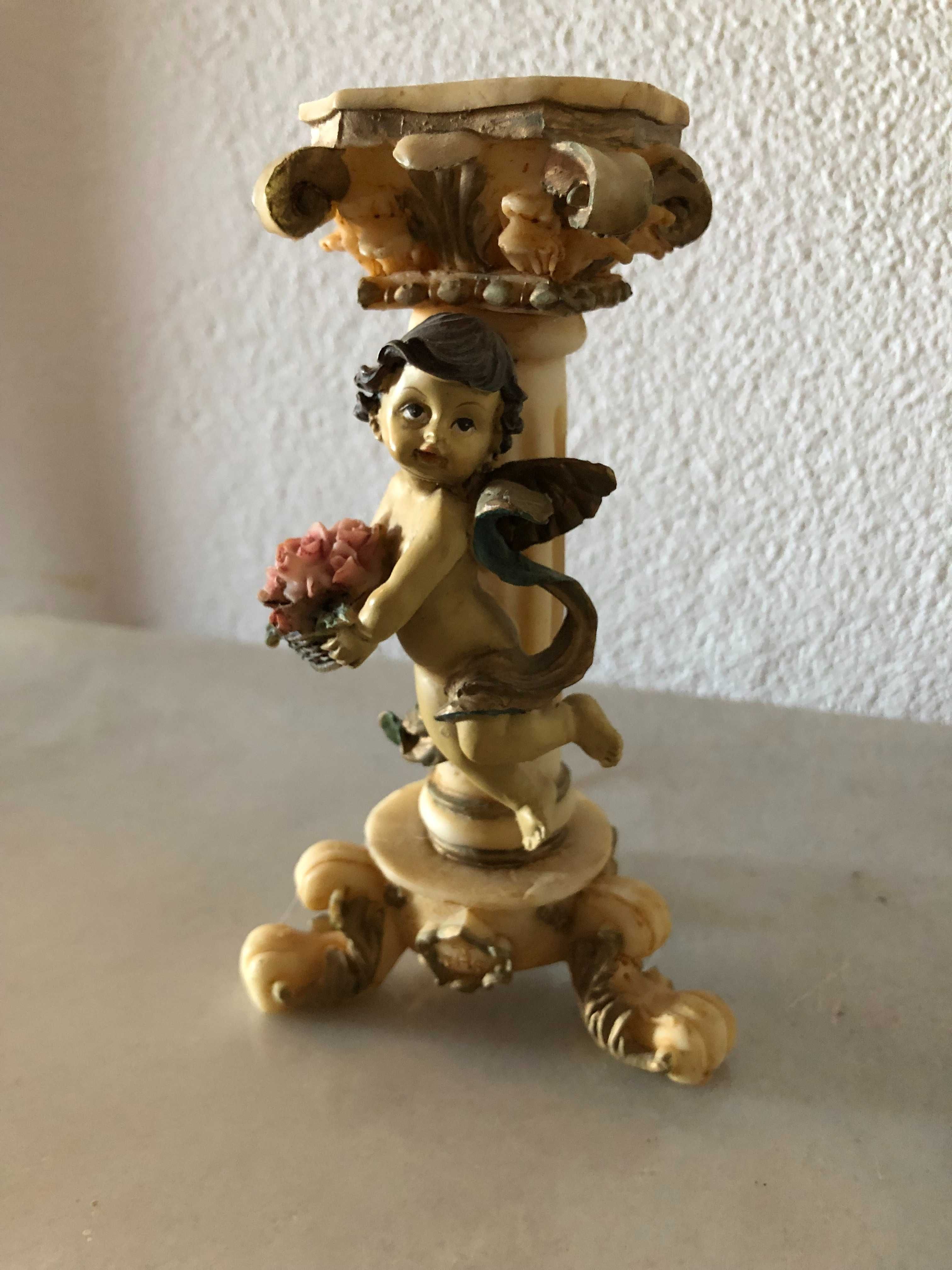 Castiçal com anjinho barroco.