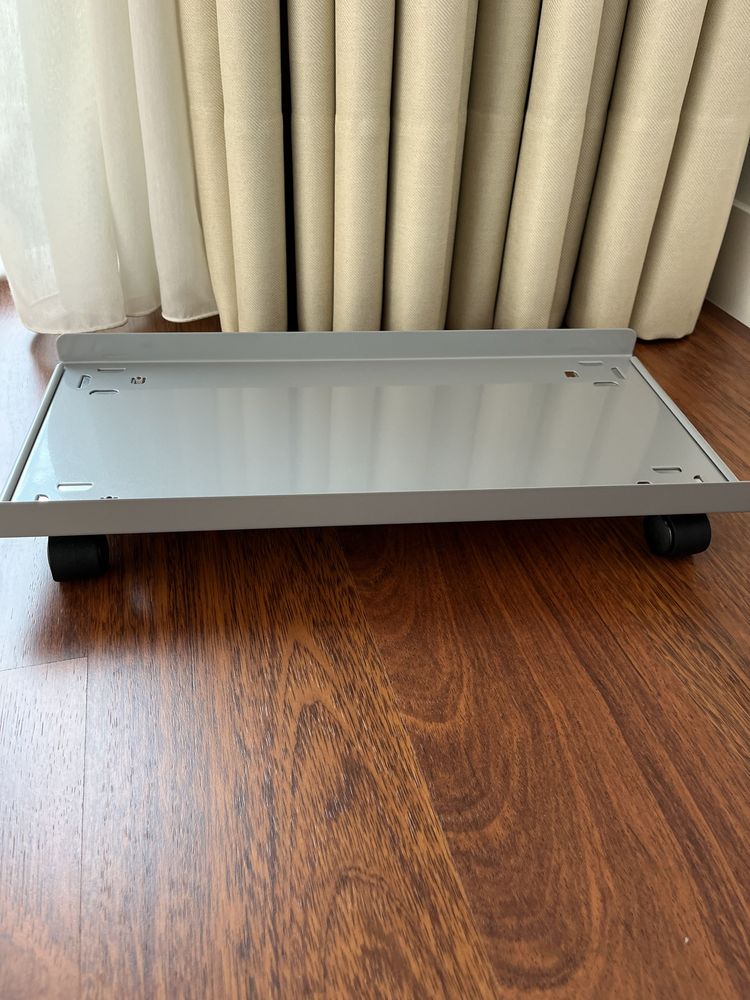 Suporte para computador com rodizios Ikea