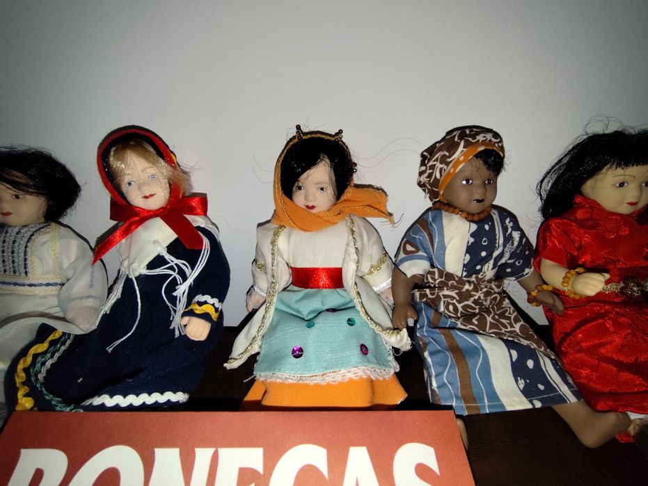 Coleção de bonecas do mundo em porcelana.