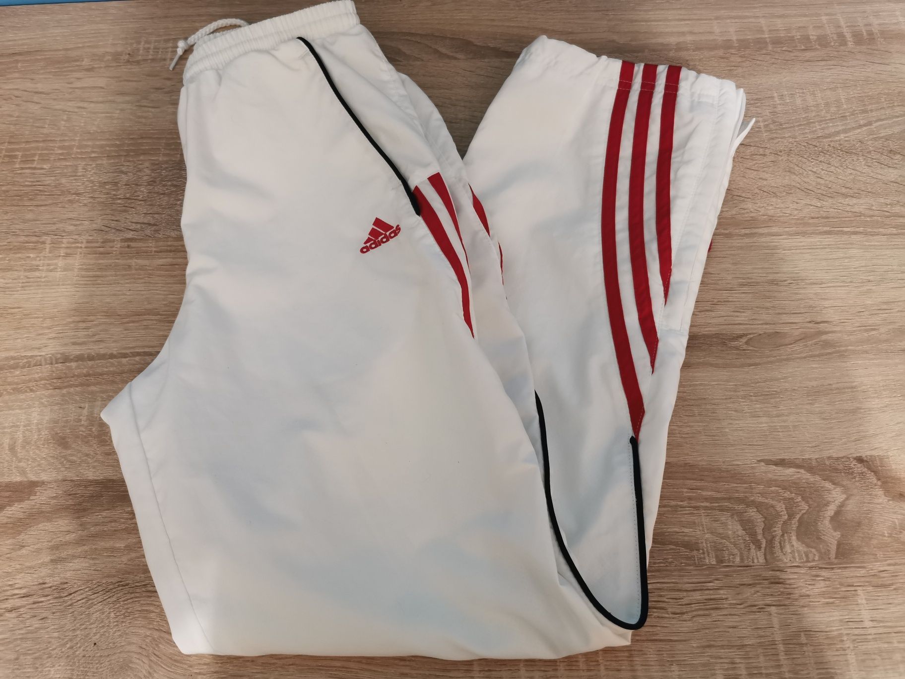 152 Adidas białe spodnie dresowe